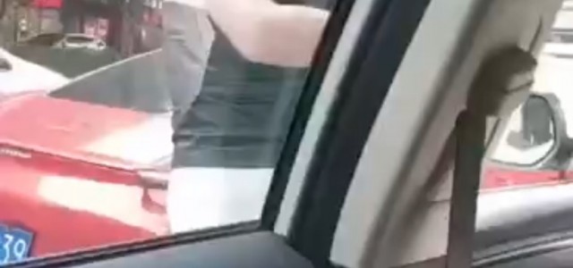 保时捷女司机被指曾逼停网约车，做土石方生意