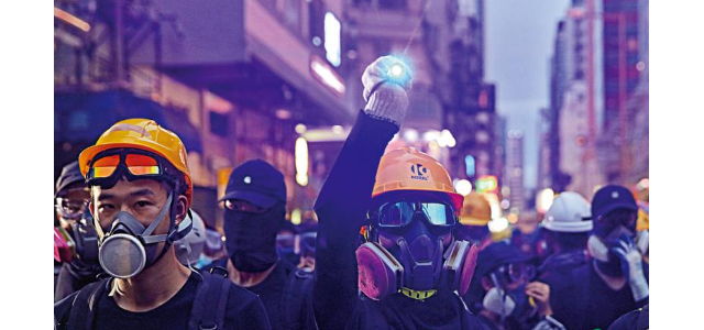 香港暴徒举"港独"旗用镭射袭警 挑衅半小时即溃败
