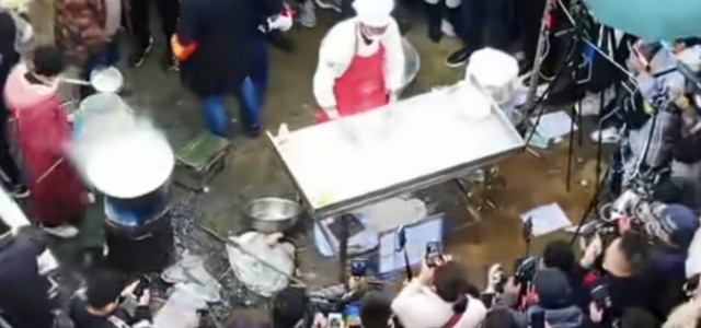 “拉面哥”家门口水泄不通！这种疯狂“蹭流量”没法管？