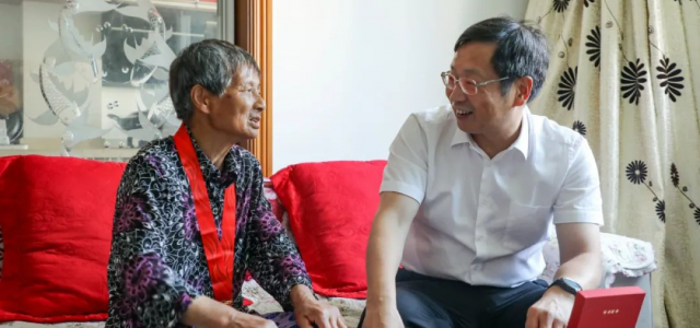 “七一”前夕，市委常委、临港新片区党工委书记朱芝松同志走访慰问老党员、老战士代表